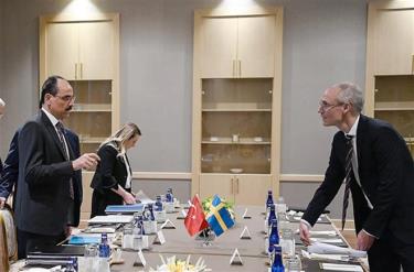 Người phát ngôn Tổng thống Thổ Nhĩ Kỳ Ibrahim Kalin (thứ năm, trái) và Ngoại trưởng Thụy Điển phụ trách các vấn đề đối ngoại Oscar Stenstrom (thứ ba, phải) tại cuộc đàm phán gia nhập NATO của Thụy Điển, ở Ankara ngày 25/5/2022.