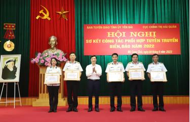Lãnh đạo Ban Tuyên giáo Tỉnh ủy Yên Bái tặng Giấy khen cho các tập thể và cá nhân thuộc Cục Chính trị Hải quân