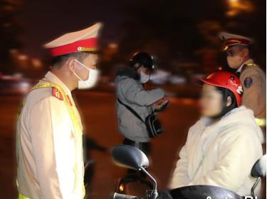 Đêm mùng 2 Tết, chị Lương Thị Ngọc V. điều khiển xe máy vi phạm nồng độ cồn 