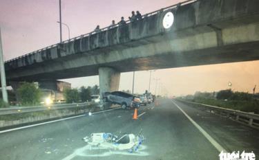 Hiện trường vụ tai nạn liên hoàn khiến 3 ô tô hư hỏng nặng, 3 người bị thương nặng do người đàn ông chạy xe máy vào đường cao tốc TP.HCM - Trung Lương rạng sáng 23-1