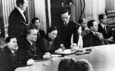 Bộ trưởng Ngoại giao Chính phủ Cách mạng lâm thời Cộng hòa miền Nam Việt Nam Nguyễn Thị Bình ký Hiệp định Paris về Việt Nam, ngày 27/1/1973, tại Trung tâm hội nghị quốc tế ở Thủ đô Paris (Pháp).