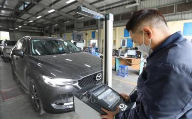 Kiểm định viên Trung tâm đăng kiểm xe cơ giới 2917D tại quận Long Biên đo hệ thống chiếu sáng của xe.