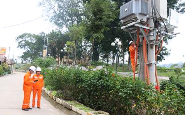 Công nhân Công ty Điện lực Yên Bái kiểm tra thông số vận hành của trạm biến áp tại phường Đồng Tâm, thành phố Yên Bái.