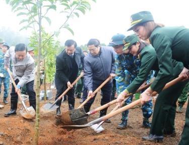 Thủ tướng Chính phủ Phạm Minh Chính cùng các vị đại biểu tham gia trồng cây tại Khu di tích K9 sáng nay (27/1).