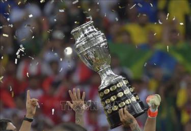 Các cầu thủ Brazil giơ Cúp vô địch Copa America sau khi giành chiến thắng trước đội tuyển Peru trong trận chung kết tại sân vận động Maracana ở Rio de Janeiro, Brazil, ngày 7/7/2019. Ảnh tư liệu