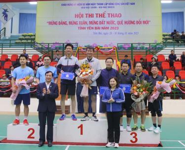 Ban tổ chức trao giải cho các VĐV thi đấu xuất sắc môn cầu lông