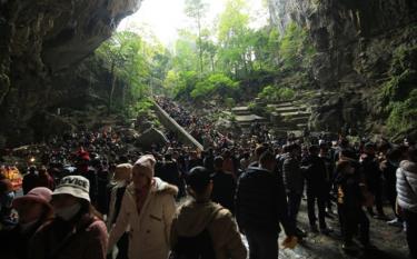 Hàng vạn du khách đổ về động Hương Tích trong ngày khai hội chùa Hương.
