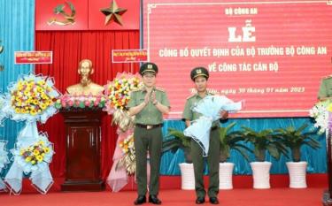 Thứ trưởng Lương Tam Quang tặng hoa chúc mừng Đại tá Lê Việt Thắng