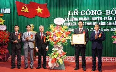 Thừa ủy quyền của Chủ tịch UBND tỉnh, lãnh đạo Sở Nông nghiệp-Phát triển nông thôn tặng hoa và trao Quyết định công nhận xã NTM nâng cao cho xã Hưng Khánh.