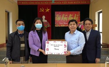 Leaders of Yen Bai city present Tet gifts to units on duty in Nam Cuong ward during the 2022 Tet holiday