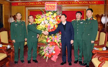 Major General Nguyen Dang Khai, Deputy Commander, Chief of Staff of Military Region 2, extends New Year wishes to the Party Committee, administration and armed forces of Yen Bai province.