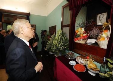 Party General Secretary Nguyen Phu Trong offers incense in tribute to late President Ho Chi Minh.
