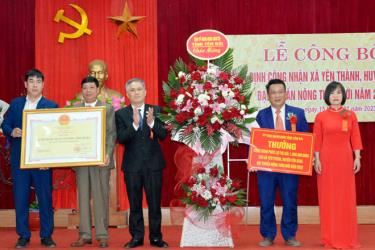 Ông Nguyễn Xuân Sang - Phó Giám đốc Sở Nông nghiệp và Phát triển nông thôn trao bằng công nhận xã đạt chuẩn NTM cho Đảng bộ, chính quyền và nhân dân xã Yên Thành, huyện Yên Bình.