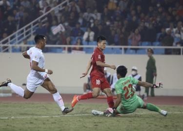 Tuấn Hải xông xáo trong vòng cấm tuyển Myanmar.
