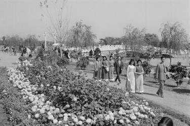 Người dân Thủ đô dạo chơi ngày xuân trong công viên Thống Nhất, Tết Quý Mão 1963. (Ảnh: TTXVN)