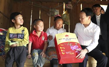 Secretary of the provincial Party Committee Do Duc Duy visits, gives gifts to Giang Thi Bau’s family, a poor household in Ta Dang village, Xa Ho commune, Tram Tau district.