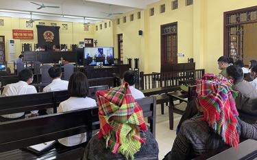 Một phiên tòa xét xử án hình sự được Tòa án nhân dân tỉnh tổ chức trực tuyến.