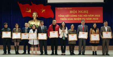 Le Thi Hong Van, Director of the provincial Department of Health and head of the association, awards certificates of merit to individuals.