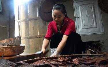 Luong Thi Hoan in Deu 2 village, Nghia An commune, Nghia Lo town, prepares OCOP products to serve customers during the Lunar New Year