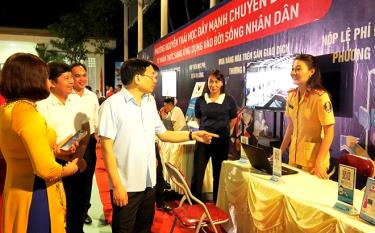 Lãnh đạo thành phố Yên Bái thăm các gian hàng chuyển đổi số tại phường Nguyễn Thái Học.