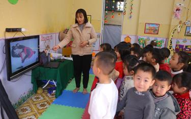 Giờ học của bé lớp 4 tuổi Trường Mầm non An Bình, xã An Bình, huyện Văn Yên.