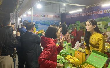 Gian hàng sản phẩm OCOP của tỉnh tại Hội chợ xuân - OCOP, đặc sản các vùng miền năm 2023 thu hút đông đảo người dân tham quan, mua sắm.