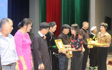 Bà Hoàng Thị Hạnh - nguyên Thứ trưởng, Phó Chủ nhiệm Ủy ban Dân tộc tặng quà người có uy tín tỉnh Yên Bái nhân dịp đoàn tham quan, học tập tại Hà Nội (ảnh chụp tháng 9/2022).