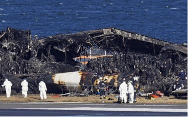 เจ้าหน้าที่ญี่ปุ่นตรวจสอบเครื่องบินแอร์บัส A350 ที่ถูกไฟไหม้หลังจากการชนกัน เมื่อวันที่ 4 มกราคม 2024