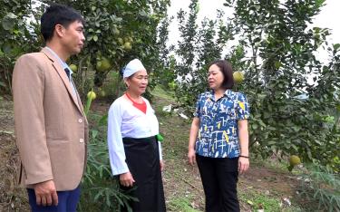 Lãnh đạo Phòng Dân tộc huyện Trấn Yên và UBND xã Quy Mông tham quan mô hình kinh tế của bà Phùng Thị Ý.