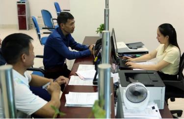 Người dân đến làm thủ tục hành chính tại khu vực của Sở Tài Nguyên và Môi trường ở Trung tâm hành chính công tỉnh Lai Châu.