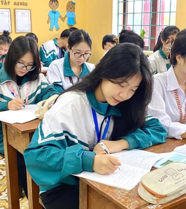 Ngô Phương Thúy là học sinh xuất sắc, gương mẫu đi đầu trong mọi hoạt động Đoàn và phong trào thanh niên của Trường THPT Thác Bà, huyện Yên Bình.