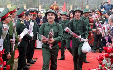 Các tân binh trong Ngày hội giao quân tại thành phố Yên Bái năm 2023. Ảnh: Thu Trang