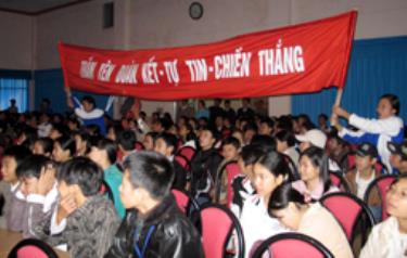 Cổ động viên của đội Trường THPT Lê Quý Đôn (Trấn Yên)- đội giành giải nhì trong Hội thi tuyên truyền viên trẻ về ATGT khối các trường THPT năm 2006.	