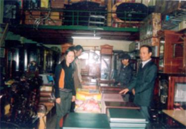 Anh Vũ Thanh Tùng - Bí thư Đoàn thị trấn Yên Bình (Yên Bình) mở cửa hàng kinh doanh nội thất, tạo việc làm cho 8 lao động, mỗi năm thu nhập trên 100 triệu đồng.