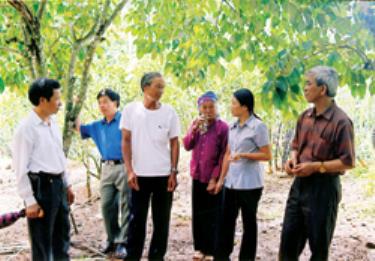 Đồng chí Hoàng Thị Hạnh - Phó chủ tịch UBND tỉnh đến thăm một gia đình thương binh làm kinh tế giỏi ở xã Thượng Bằng La (Văn Chấn). (Ảnh: Sơn Nam)