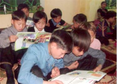 Trẻ em vùng cao đọc sách sau giờ học ở trường bán trú.