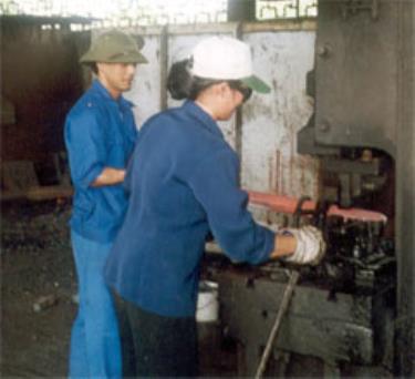 Công ty Cơ khí - Xây lắp công nghiệp Yên Bái luôn làm tốt công tác  bảo hộ lao động, người lao động yên tâm sản xuất. (Ảnh: Thanh Phúc)

