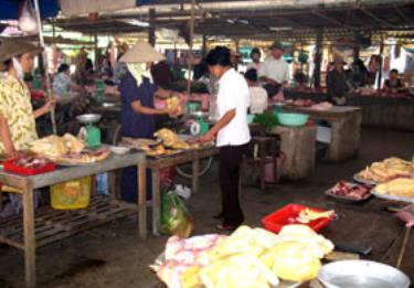 Thịt gia cầm chưa qua kiểm dịch vẫn được bày bán công khai tại chợ Km6 (phường Yên Thịnh).