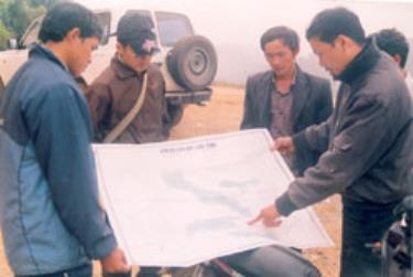 Cán bộ Kiểm lâm huyện Trạm Tấu triển khai việc giao rừng để quản lý bảo vệ trên địa bàn xã Túc Đán.
(Ảnh: Văn Trung)
