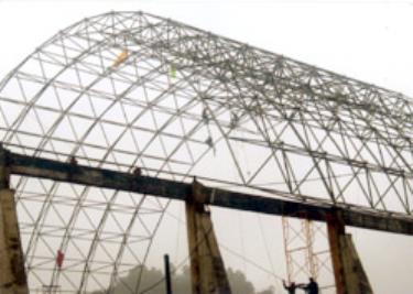 Lắp đặt hệ thống mái nhà kho nguyên liệu Nhà máy Xi măng
Yên Bình.
