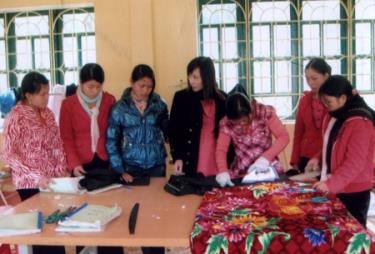Một lớp dạy nghề cắt may cho phụ nữ của Trung tâm Dạy nghề huyện Trạm Tấu.
