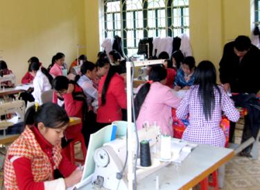 Năm 2011, huyện Lục Yên đã có 1.560 người được đào tạo trình độ sơ cấp nghề và dạy nghề thường xuyên.