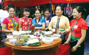 Hội thi “Hương vị ẩm thực Mường Lò” mỗi năm tổ chức một lần, thu hút nhiều du khách đến tham quan và thưởng thức các món ăn dân tộc của đồng bào Thái.
(Ảnh: Ngọc Đồng)