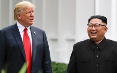 Tổng thống Mỹ Donald Trump (trái) và Lãnh đạo Triều Tiên Kim Jong-un trong lần gặp Thượng đỉnh thứ nhất ở Singapore năm 2018.