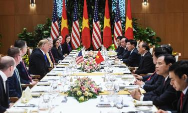 Tổng thống Mỹ Donald Trump (trái) hội kiến với Thủ tướng Nguyễn Xuân Phúc vào trưa ngày 27/2 tại Hà Nội.