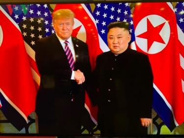 Tổng thống Donald Trump và Chủ tịch Triều Tiên Kim Jong Un bắt tay nhau tại cuộc gặp.