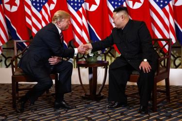Tổng thống Mỹ Donald Trump và Chủ tịch Triều Tiên Kim Jong-un gặp nhau tối 27/2 tại Hà Nội.