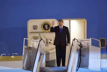 Tổng thống Donald Trump bước ra cửa chuyên cơ Air Force One.