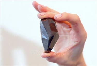 Viên kim cương đen quý hiếm này được cho là sản phẩm hình thành từ vụ va chạm của một thiên thạch hay một tiểu hành tinh với Trái đất từ hơn 2,6 tỷ năm trước.