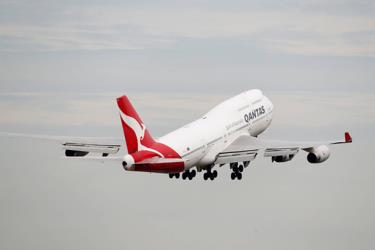 Máy bay Qantas Boeing 747-400 cất cánh tại Sân bay Quốc tế Kingsford Smith ở Sydney, Australia. Ảnh: Reuters.